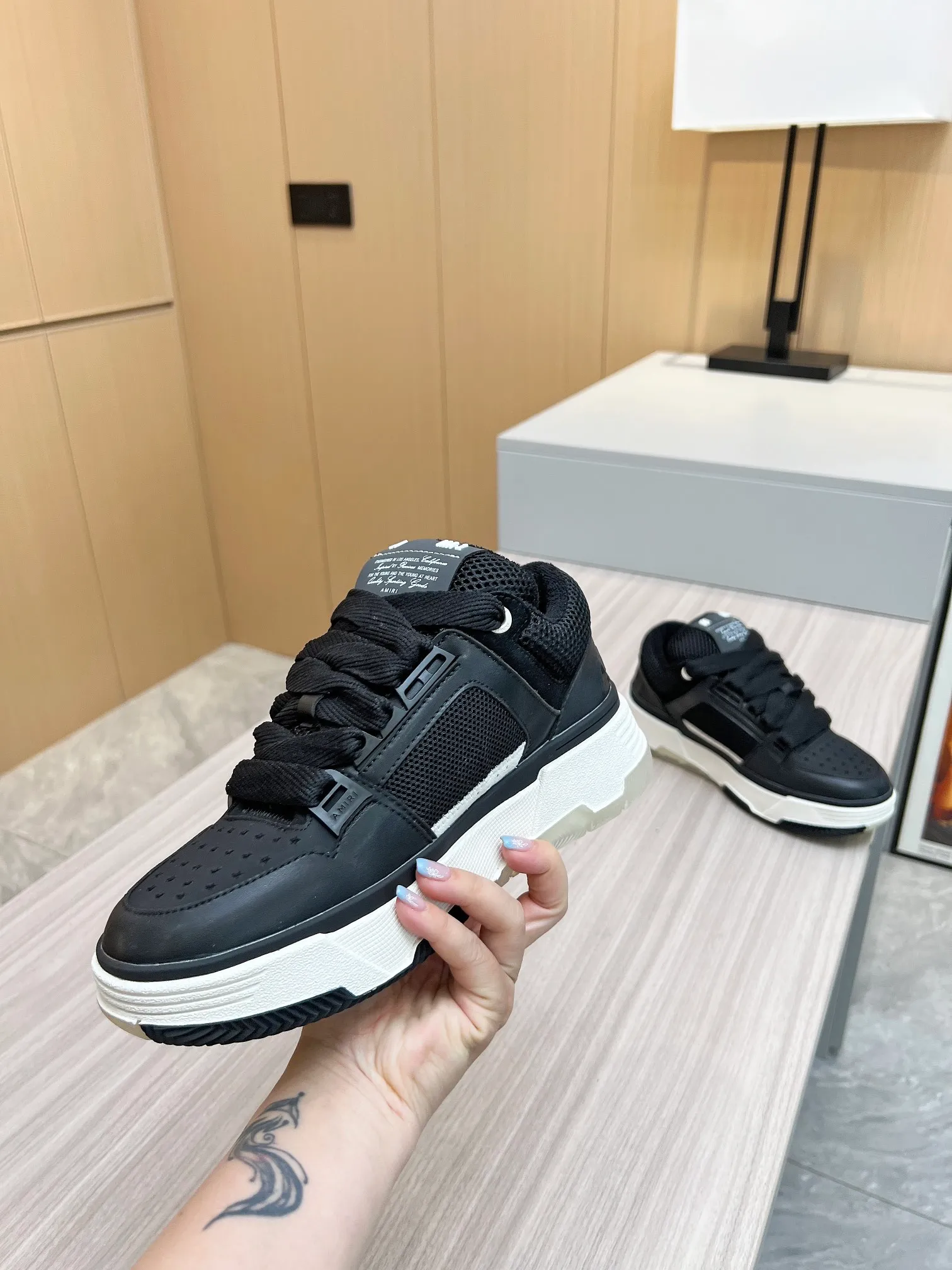 p620💰Men's shoes Amiri Emile's 2023 spring and summer new MA-1 bread shoes, couple models, casual sports shoes, sneakers Amiri gave up the rock punk style in the new season and used a large number of unsaturated colors, Morandi tones, whether you see or wear them, it will make people very happy. The large tongue of the bread shoes continues, shortens the length of the shoe body, thickens the midsole, and the toe part is more rounded. Amiri's brand letters and MA logo appear on the side of the shoe. Fabric: Original customized imported first-layer cowhide + mesh. Lining: Original customized breathable towel lining. Outsole. Foam combination material. Bottom thickness: 4CM. Size: Men's 39-45